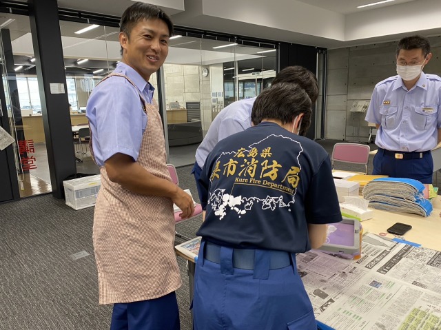 広島県　呉市消防局のみなさん　Tシャツくんを使って廃棄の消防ホースにシルクスクリーン印刷　アップサイクルの取り組み