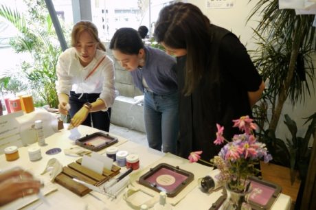 シルクスクリーンで感謝を伝えよう：WHAT’S THANKS GIVINGDAY？ 大切な人のために世界に一つだけのものを作りプレゼントし感謝の気持ちを伝えるきっかけにできれば、という想いがつまったシルクスクリーンワークショップ。Tシャツくんを使って開催されました。