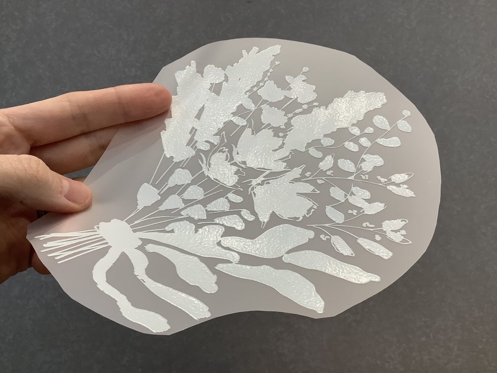 裏側から見ると、デザインの部分にだけのりがのっているのがわかる