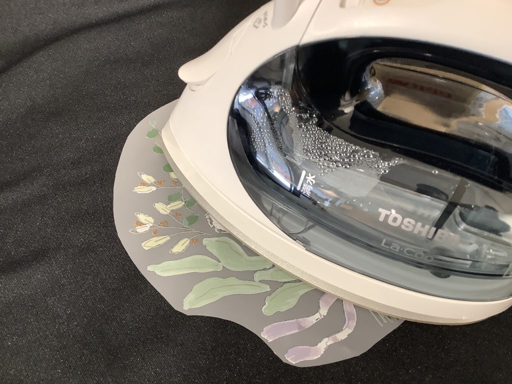 DTFフィルムにアイロンを当てて