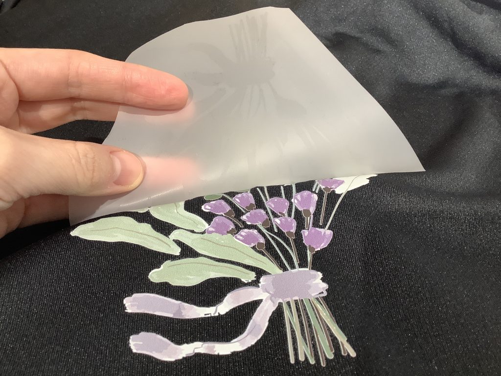 しっかり冷ましてから台紙をはがすと…